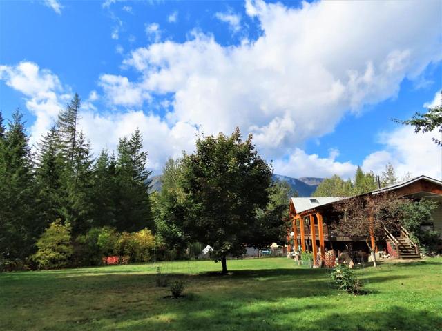 120 Burton Cross Road, House detached with 4 bedrooms, 2 bathrooms and null parking in Central Kootenay K BC | Image 39
