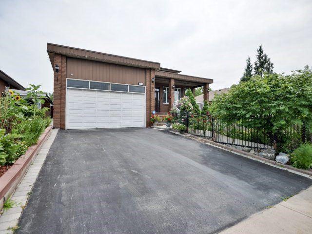 363 Rustic Rd, House detached with 4 bedrooms, 5 bathrooms and 2 parking in Toronto ON | Image 1