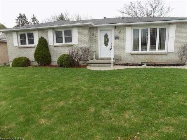 31 Edwin St, House detached with 2 bedrooms, 2 bathrooms and 6 parking in Kawartha Lakes ON | Image 1