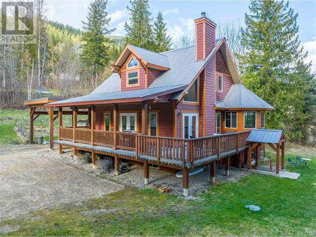 437 Cedar Street, House detached with 4 bedrooms, 3 bathrooms and 4 parking in Revelstoke BC | Image 4