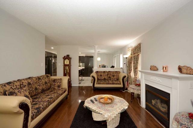 2 Peachleaf Cres, House detached with 4 bedrooms, 3 bathrooms and 3 parking in Brampton ON | Image 6