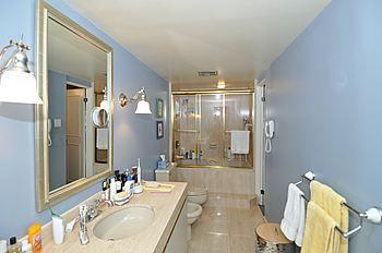 th 305 - 65 Harbour Sq, Condo with 2 bedrooms, 3 bathrooms and 2 parking in Toronto ON | Image 8