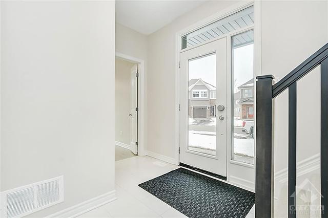 224 Hawkmere Way, Townhouse with 2 bedrooms, 3 bathrooms and 2 parking in Ottawa ON | Image 4