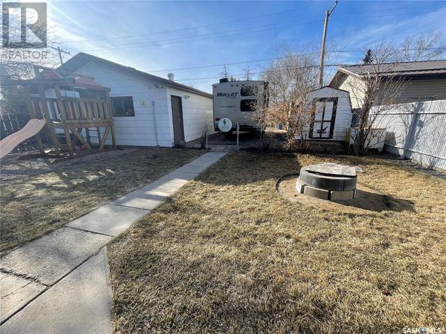 203 5th Avenue, House detached with 4 bedrooms, 2 bathrooms and null parking in Maple Creek SK | Image 6