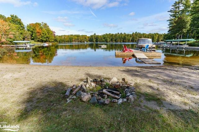 The quintessential lakeside firepit! | Image 9
