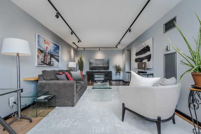 409 - 15 Maitland Pl, Condo with 1 bedrooms, 1 bathrooms and 1 parking in Toronto ON | Image 2