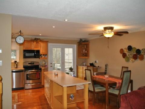 873 Magnolia Ave, House detached with 3 bedrooms, 2 bathrooms and 3 parking in Newmarket ON | Image 3