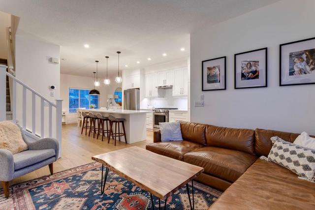 198 Cougartown Circle Sw, House detached with 4 bedrooms, 3 bathrooms and 2 parking in Calgary AB | Image 2