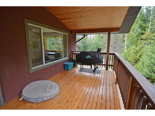 6652 Zeeben Road, House detached with 4 bedrooms, 2 bathrooms and null parking in Central Kootenay G BC | Image 14