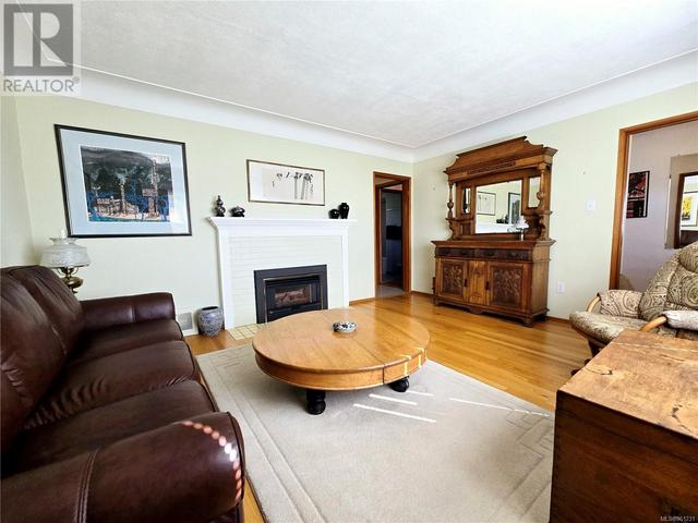 147 Howe St, House detached with 4 bedrooms, 2 bathrooms and 1 parking in Victoria BC | Image 5