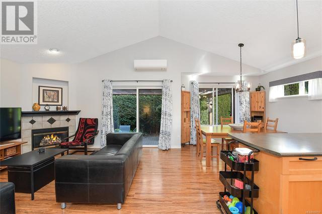 4037 Blackberry Lane, House detached with 3 bedrooms, 2 bathrooms and 1 parking in Saanich BC | Image 23