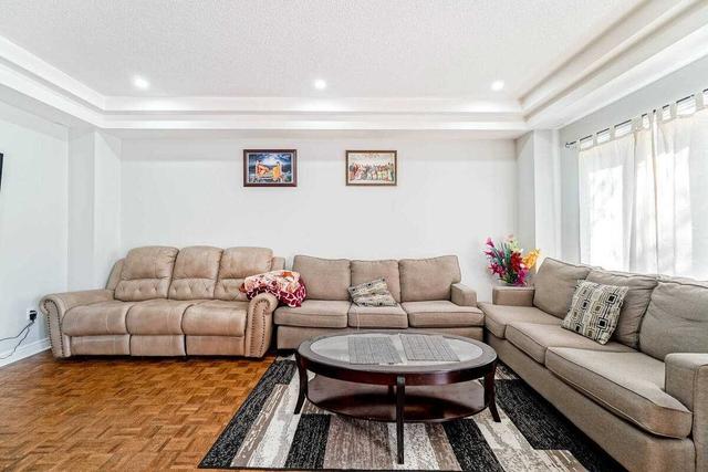 74 Summer Valley Dr, House detached with 4 bedrooms, 4 bathrooms and 6 parking in Brampton ON | Image 3