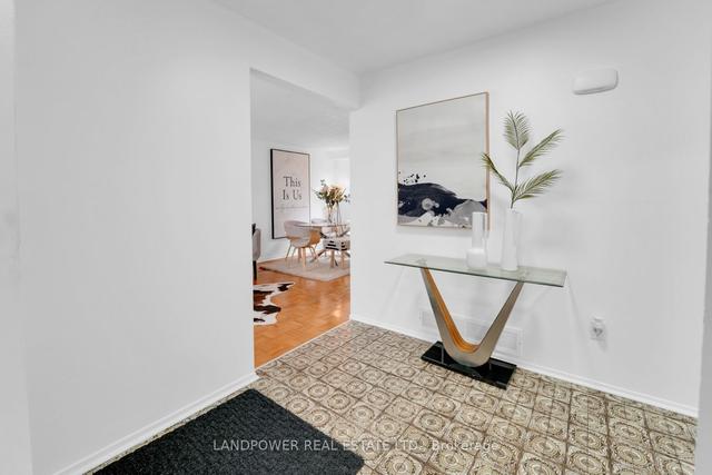 13 - 15 San Robertoway, Townhouse with 3 bedrooms, 2 bathrooms and 3 parking in Toronto ON | Image 1