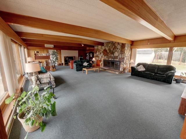 2161 Crestview Crescent, House detached with 3 bedrooms, 2 bathrooms and null parking in Castlegar BC | Image 3