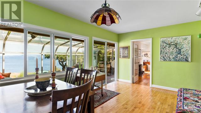 2550 Queenswood Dr, House detached with 5 bedrooms, 3 bathrooms and 8 parking in Saanich BC | Image 28