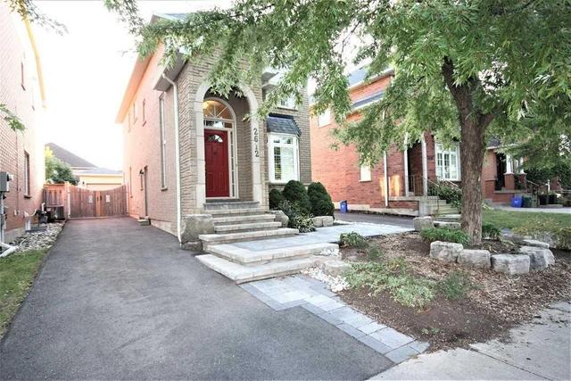 2612 Castle Hill Cres, House detached with 3 bedrooms, 4 bathrooms and 3 parking in Oakville ON | Image 1