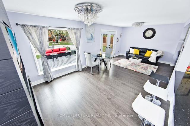 15 Dunsdale Sq, House detached with 4 bedrooms, 3 bathrooms and 7 parking in Toronto ON | Image 6