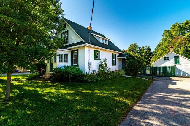 8 South St, House detached with 2 bedrooms, 2 bathrooms and 7 parking in Orillia ON | Card Image