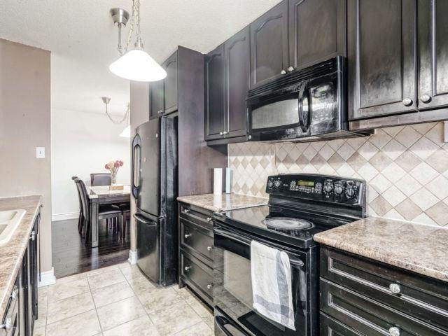 1004 - 17 Knightsbridge Rd, Condo with 2 bedrooms, 1 bathrooms and 1 parking in Brampton ON | Image 4