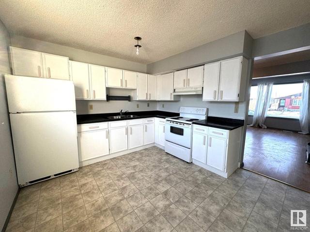 4705 & 4707 48 Av, House attached with 4 bedrooms, 1 bathrooms and null parking in Yellowhead County AB | Image 3