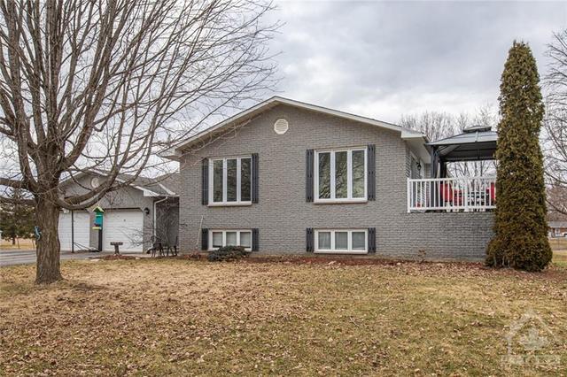 8093 Laurie Lane, House detached with 7 bedrooms, 2 bathrooms and 6 parking in Ottawa ON | Image 1