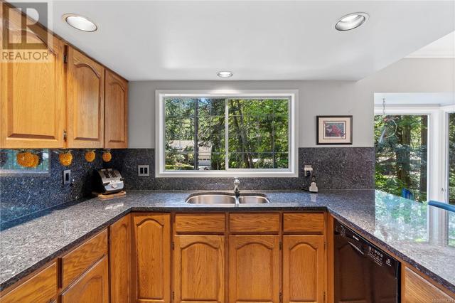960 Carolwood Dr, House detached with 3 bedrooms, 2 bathrooms and 6 parking in Saanich BC | Image 9
