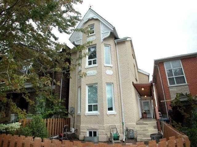 lowunit - 91 Lippincot St, House detached with 3 bedrooms, 1 bathrooms and 0 parking in Toronto ON | Image 1