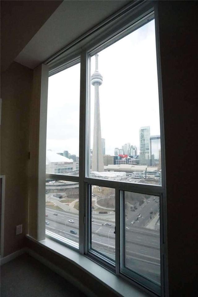 2101 - 218 Queens Quay W, Condo with 2 bedrooms, 2 bathrooms and 1 parking in Toronto ON | Image 6