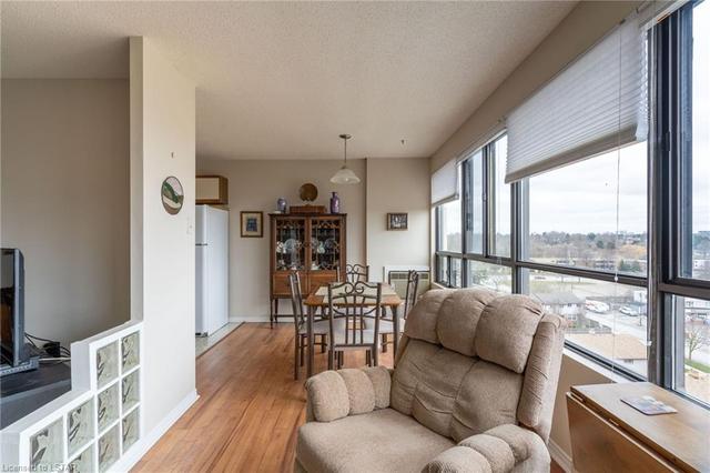 902 - 135 Baseline Road W, House attached with 2 bedrooms, 1 bathrooms and 1 parking in London ON | Image 2