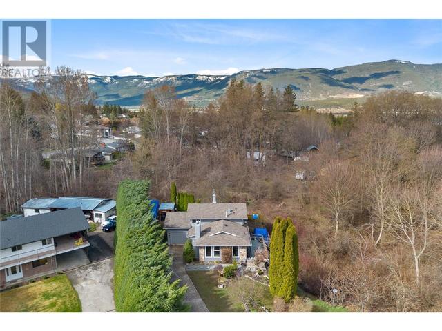 211 22 Street Ne, House detached with 3 bedrooms, 2 bathrooms and 1 parking in Salmon Arm BC | Image 2