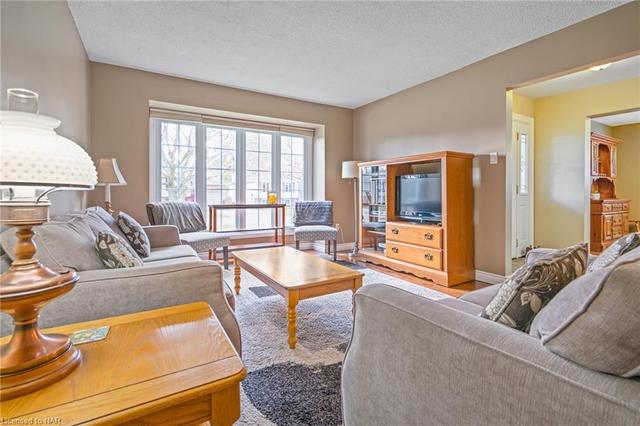 31 Kimbermount Drive, House detached with 4 bedrooms, 2 bathrooms and 4 parking in St. Catharines ON | Image 2
