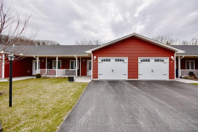 35 Chamberlain Cres, House attached with 2 bedrooms, 2 bathrooms and 2 parking in Penetanguishene ON | Image 1