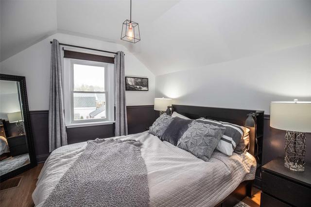 302 Macnab St, House detached with 3 bedrooms, 2 bathrooms and 2 parking in Hamilton ON | Image 11