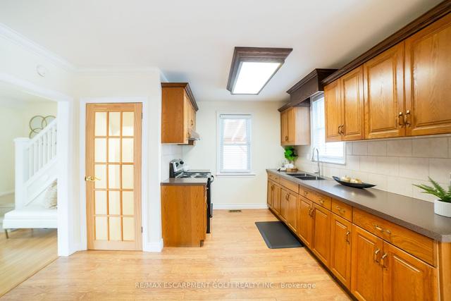 133 West 5th St, House detached with 3 bedrooms, 2 bathrooms and 3 parking in Hamilton ON | Image 3