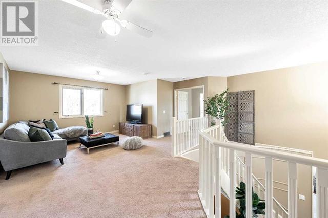 105 Candle Place Sw, House detached with 4 bedrooms, 3 bathrooms and 6 parking in Calgary AB | Image 20