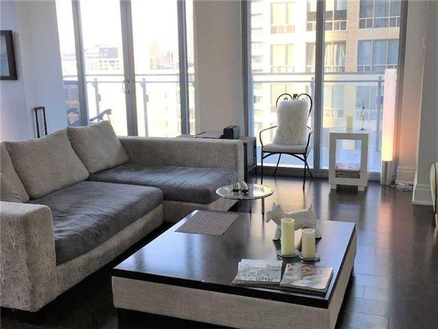 1001 - 55 Scollard St, Condo with 1 bedrooms, 2 bathrooms and 1 parking in Toronto ON | Image 2