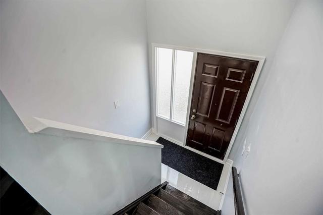 25 Carleton Pl, Townhouse with 3 bedrooms, 3 bathrooms and 1 parking in Brampton ON | Image 3