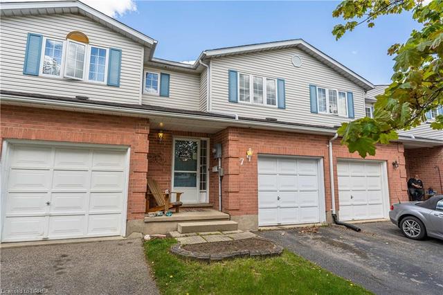 7 Graystone Court, House attached with 3 bedrooms, 1 bathrooms and 3 parking in Brant ON | Image 2