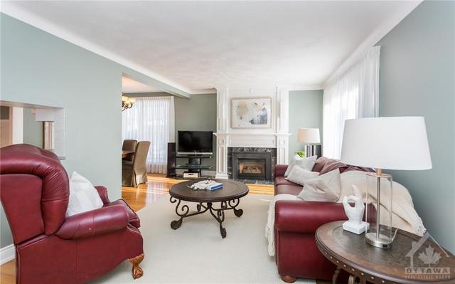 2036 Dorval Avenue, House detached with 3 bedrooms, 2 bathrooms and 4 parking in Ottawa ON | Image 3