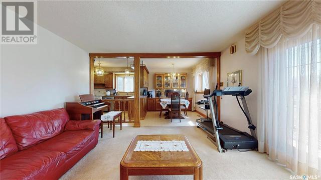 6304 8th Avenue, House detached with 4 bedrooms, 3 bathrooms and null parking in Regina SK | Image 10