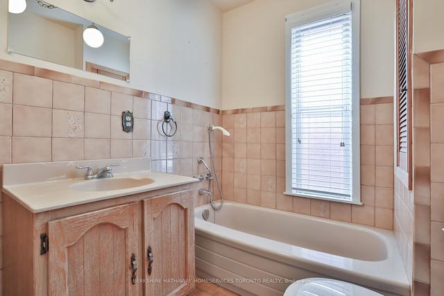 157 St Clarens Ave, House detached with 3 bedrooms, 2 bathrooms and 1 parking in Toronto ON | Image 10