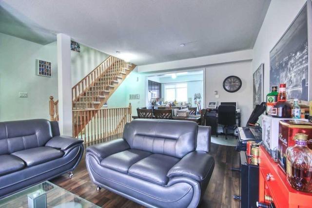 31 Magdalene Cres, House attached with 3 bedrooms, 3 bathrooms and 2 parking in Brampton ON | Image 6