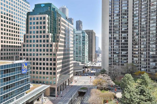 1318 - 55 Harbour Sq, Condo with 2 bedrooms, 2 bathrooms and 1 parking in Toronto ON | Image 17