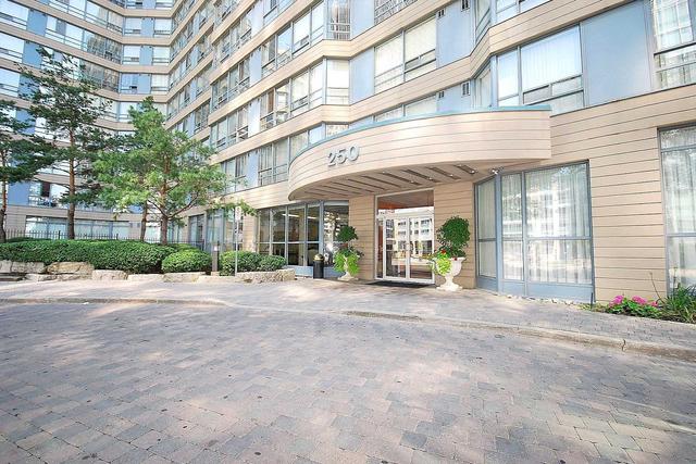 806 - 250 Webb Dr, Condo with 2 bedrooms, 2 bathrooms and 1 parking in Mississauga ON | Image 12