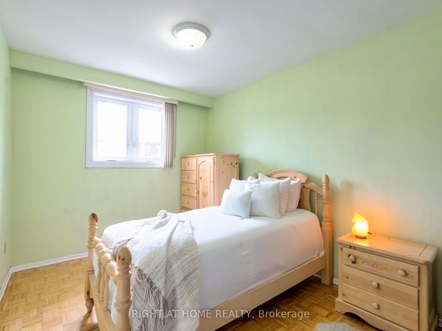 39 Rogers Rd, House detached with 3 bedrooms, 3 bathrooms and 3 parking in Toronto ON | Image 22