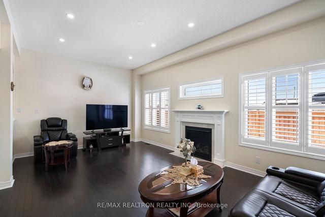 688 Audley Rd S, House detached with 4 bedrooms, 3 bathrooms and 4 parking in Ajax ON | Image 3