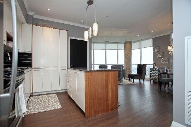 2107 - 1 Valhalla Inn Rd, Condo with 2 bedrooms, 1 bathrooms and 1 parking in Toronto ON | Image 3