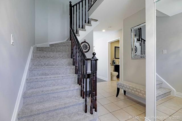 18 Gilgorm Rd, Townhouse with 3 bedrooms, 3 bathrooms and 2 parking in Brampton ON | Image 7