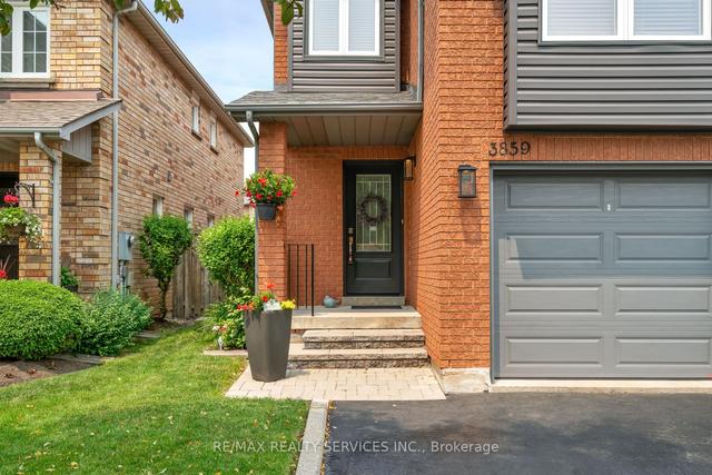 3859 Densbury Dr, House semidetached with 3 bedrooms, 3 bathrooms and 3 parking in Mississauga ON | Image 12