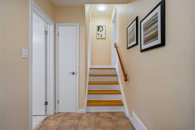10 Laurentia Cres, House detached with 3 bedrooms, 2 bathrooms and 5 parking in Toronto ON | Image 9